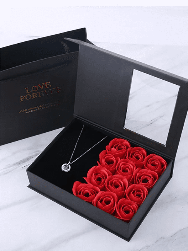 CONFEZIONE REGALO CON SACCHETTO ALL'INTERNO DELLA COLLANA E CON ROSE ITSSEL ROSSE